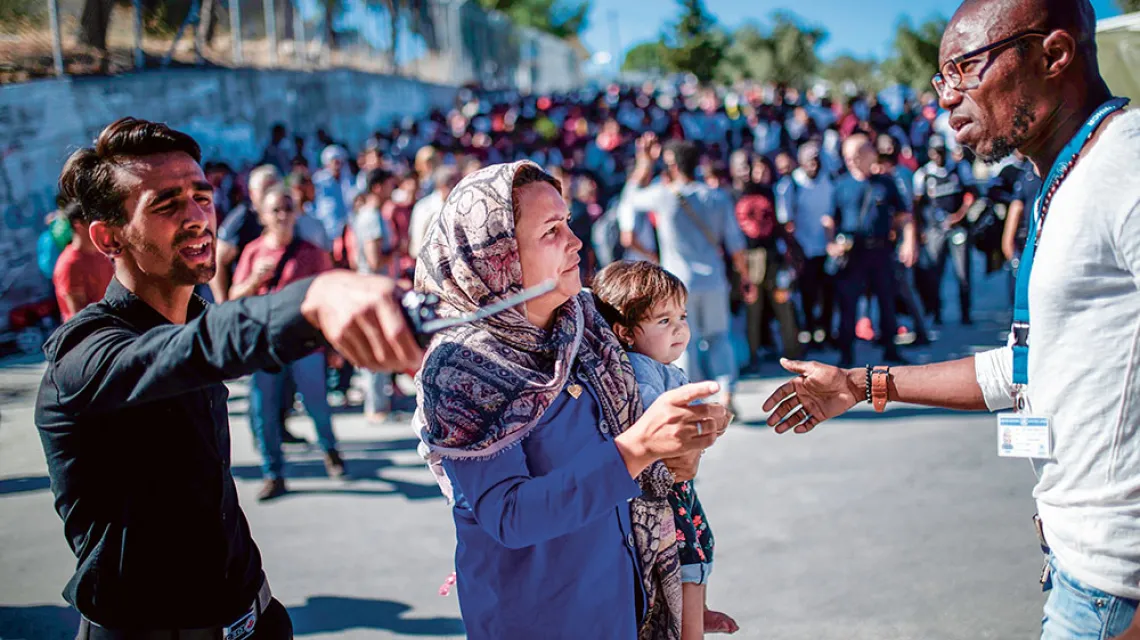 Migranci w obozie Moria podczas przygotowania do wyjazdu do Grecji kontynentalnej, Lesbos, wrzesień 2019 r. / 