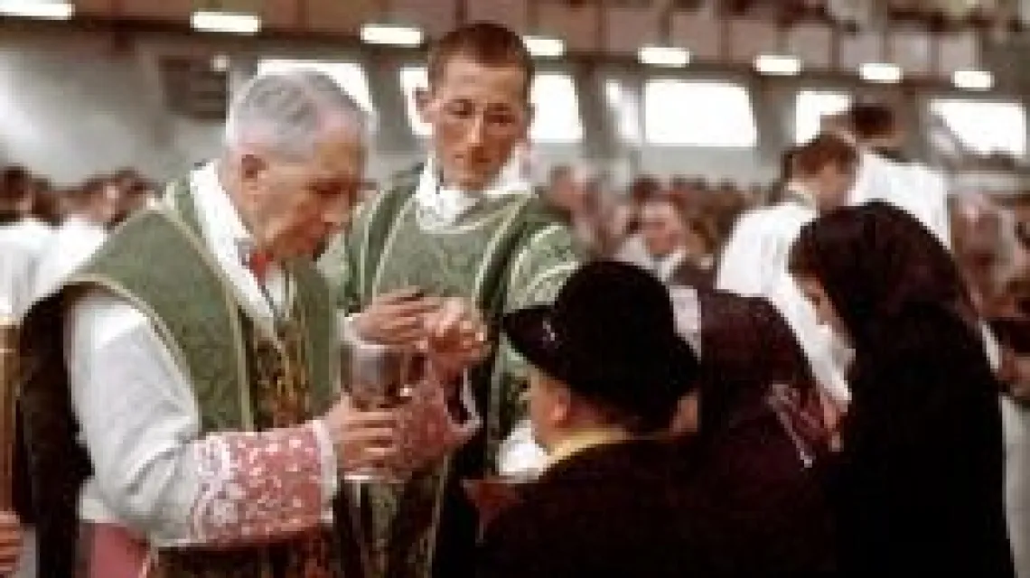 Abp Marcel Lefebvre, założyciek Bractwa św. Piusa X, udziela Komunii podczas Mszy św. trydenckiej / 