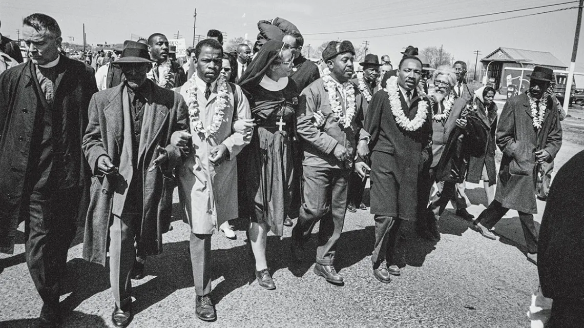 Marsz z Selma do Montgomery. Na czele idą m.in. Martin Luther King (w czarnym płaszczu),  John Lewis (w białym płaszczu), pastor Ralph Abernathy (w krótkiej kurtce), rabin Abraham Joshua Heschel (z lewej strony M.L. Kinga). 21 marca 1965 r. / WILLIAM LOVELACE DAILY EXPRESS / GETTY IMAGES