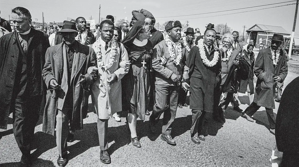 Marsz z Selma do Montgomery. Na czele idą m.in. Martin Luther King (w czarnym płaszczu), John Lewis (w białym płaszczu), pastor Ralph Abernathy (w krótkiej kurtce), rabin Abraham Joshua Heschel (z lewej strony M.L. Kinga). 21 marca 1965 r. / WILLIAM LOVELACE DAILY EXPRESS / GETTY IMAGES