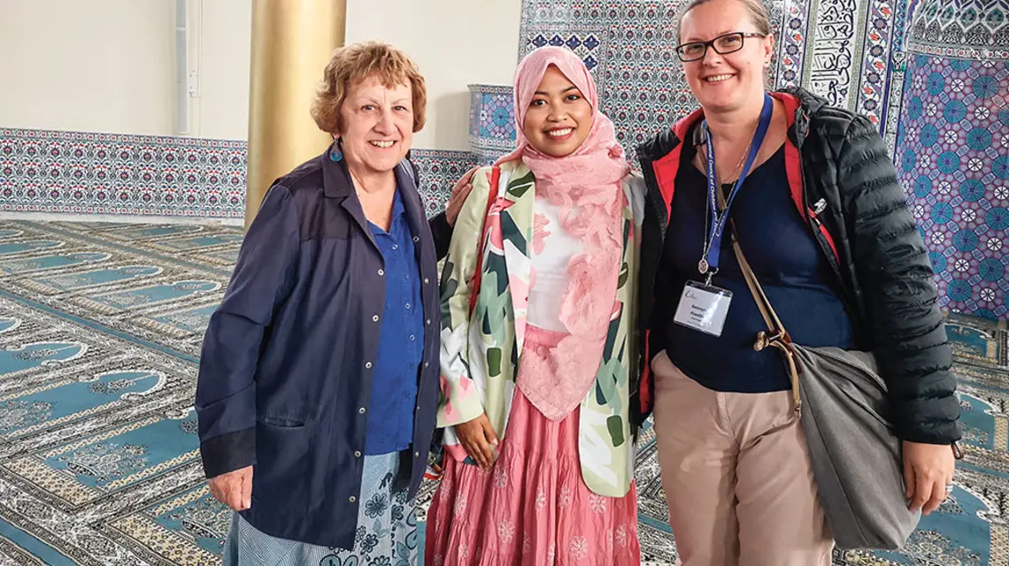 Na zdjęciu (po prawej) podczas spotkania z liderkami dialogu w meczecie w Lund. Od lewej: Deborah Weissman (Izrael) i Liyana Asmara (Singapur). Szwecja, lipiec 2019 r. / ARCHIWUM PRYWATNE
