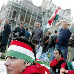 Przed parlamentem w Budapeszcie /fot. R. Kowalewski - Agencja Gazeta / 