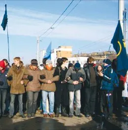 Demonstracja w Mińsku, 25 marca: studenci i uczniowie tworzą szpaler naprzeciw oddziałów milicji (fot. www.svaboda.org) / 