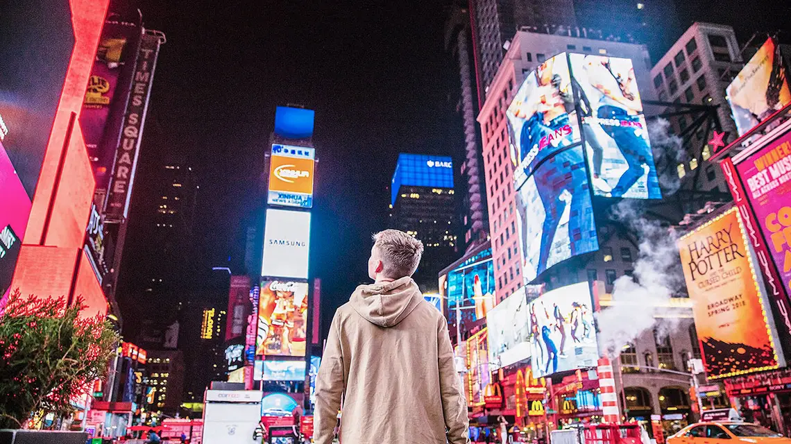 Times Square w Nowym Jorku. / JOSHUA EARLE / UNSPLASH