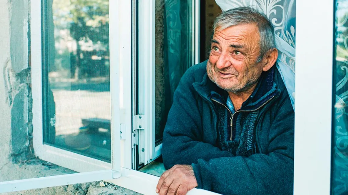72-letni Arnold Sarkisjan został sam w swoim domu, w ostrzeliwanym mieście Martuni. Nie ma piwnicy, więc chroni się przy ścianie. 23 października 2020 r. /  / PAWEŁ PIENIĄŻEK