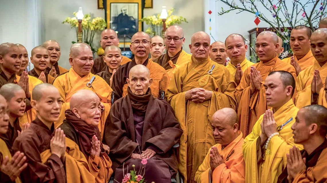 Buddyjski mnich i mistrz zen Thích Nhât Hanh (w środku, na wózku inwalidzkim) podczas uroczystości rozpoczęcia Nowego Roku Księżycowego w świątyni Tù Hiêu, Hue, Wietnam, 25 stycznia 2020 r. / LINH PHAM / GETTY IMAGES