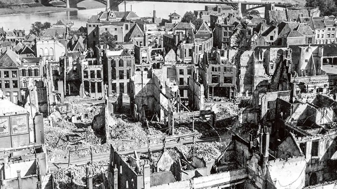 Ruiny zniszczonego przez Niemców i wysiedlonego miasta Arnhem i słynny most na Renie, koniec września 1944 r. / MEDIADRUMIMAGES / ANTHONYTUCKER-JO / EAST NEWS