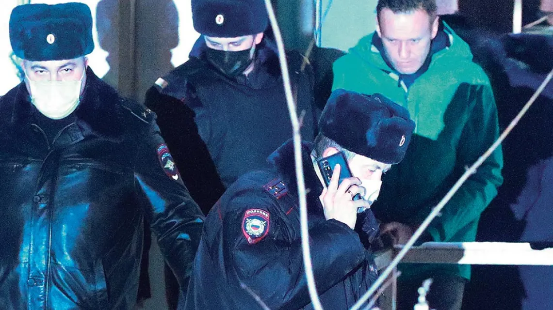 Aleksiej Nawalny zatrzymany i eskortowany przez funkcjonariuszy policji po przybyciu na międzynarodowe lotnisko Szeremietiewo. Moskwa, 17 stycznia 2021 r. / SERGEI BOBYLEV / TASS / FORUM