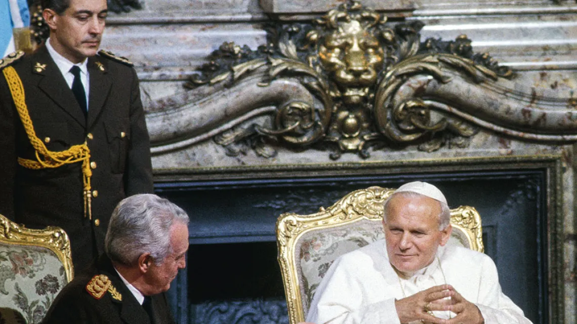 Generał i prezydent Leopoldo Galtieri – jeden z następców gen. Videli – przyjmuje Jana Pawła II w Buenos Aires w czerwcu 1982 r. Gdy junta upadła, Galtieri i Videla zostali osądzeni i skazani na więzienie. / FRANÇOIS LOCHON / GETTY IMAGES
