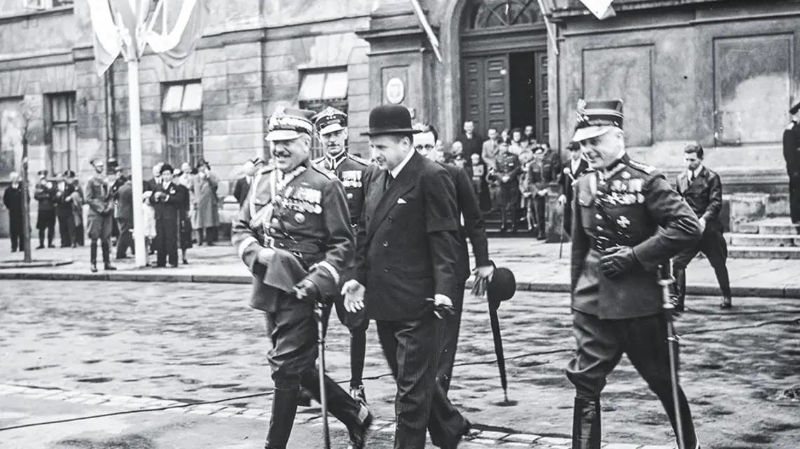 Prezydent Warszawy Stefan Starzyński w towarzystwie zastępcy dowódcy OK I Warszawy gen. Henryka Krok-Paszkowskiego i komendanta garnizonu warszawskiego płk. Stanisława Machowicza podczas uroczystości z okazji Dnia Wojska Polskiego, 15 sierpnia 1939 r. / NAC