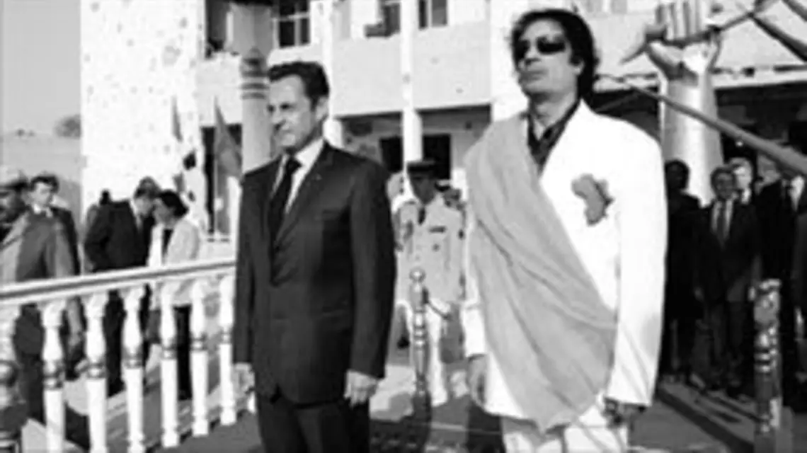 Nicolas Sarkozy i Muammar Kadafi / 