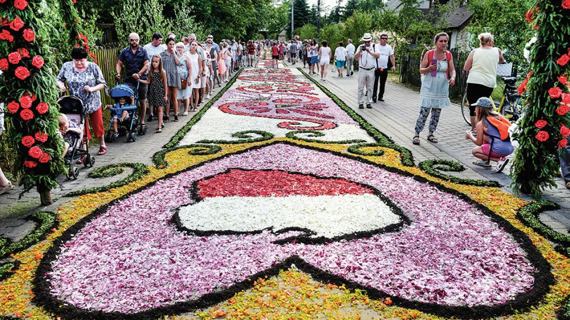 Dywan kwiatowy przygotowany przez parafian ze Spycimierza przed procesją Bożego Ciała, 31 maja 2018 r. / KACPER PEMPEL / REUTERS / FORUM