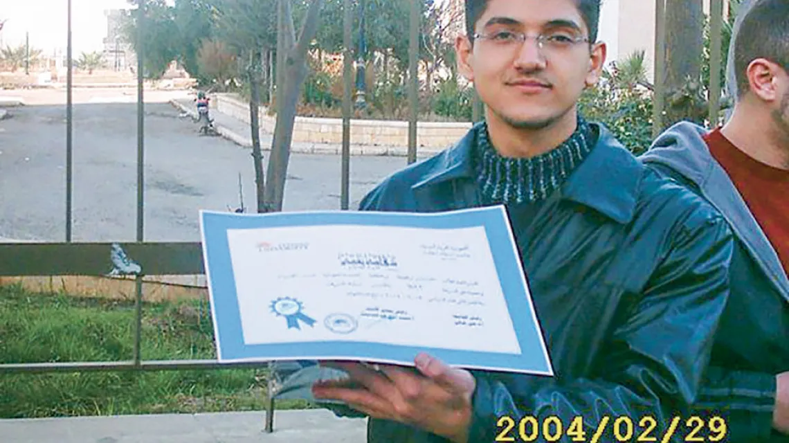 Ahmad z dyplomem ukończenia pierwszego roku studiów inżynierii komputerowej,  na trzy lata przed zatrzymaniem, Damaszek, luty 2004 r. / ARCHIWUM PRYWATNE