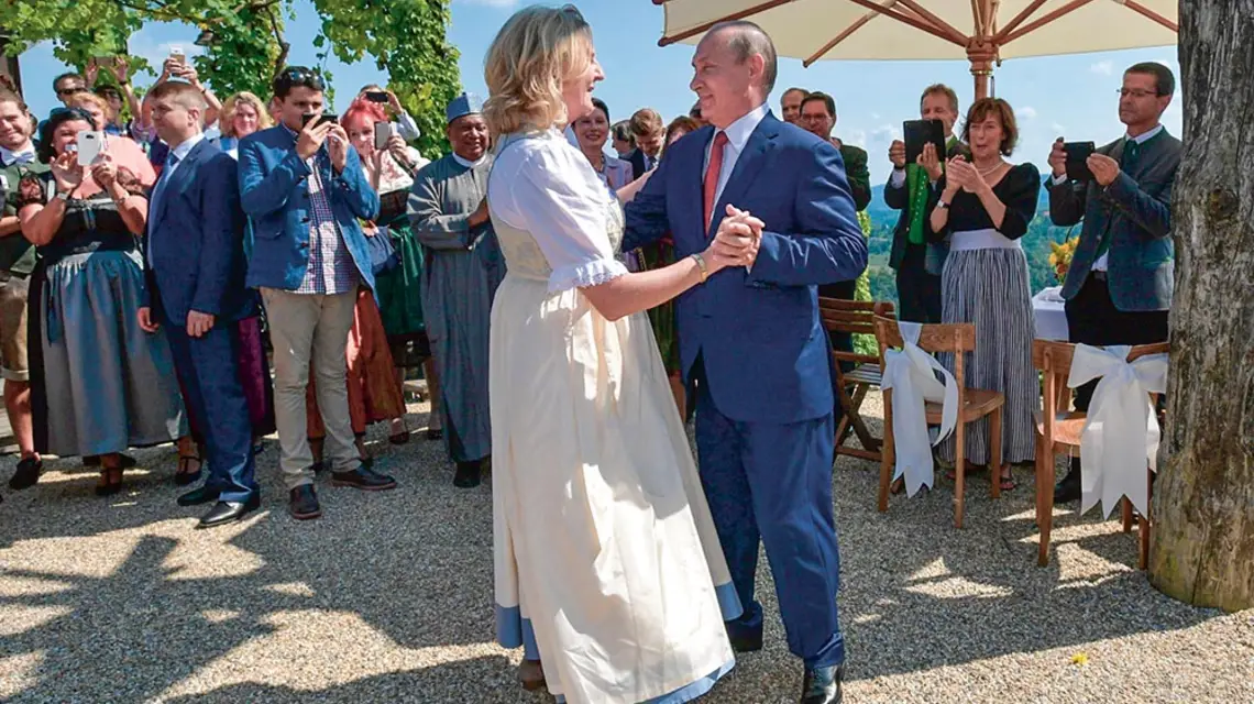 Prezydent Putin na weselu Karin Kneissl, minister spraw zagranicznych Austrii. Sierpień 2018 r. / BIURO PRASOWE KREMLA