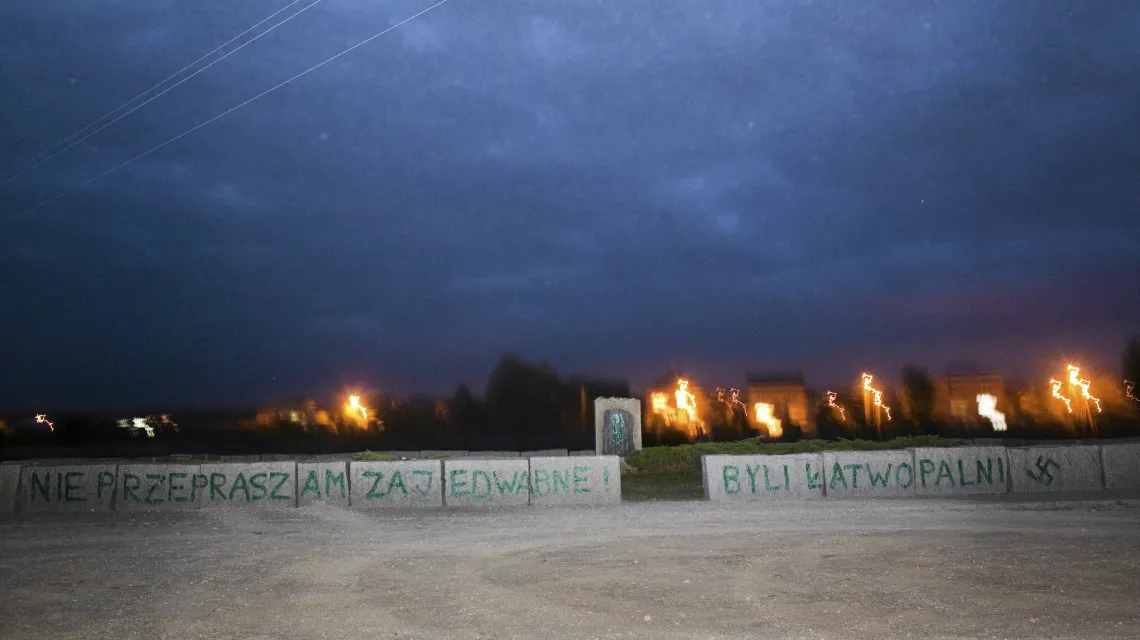Zbezczeszczony pomnik w Jedwabnem, 31 sierpnia 2011 r./ Marcin Onufryjuk / Agencja Gazeta / 
