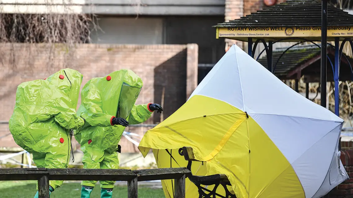 Brytyjskie służby przy ławce, na której znaleziono Siergieja Skripala i jego córkę po próbie otrucia nowiczokiem, Salisbury, marzec 2018 r. / BEN STANSALL / AFP / EAST NEWS