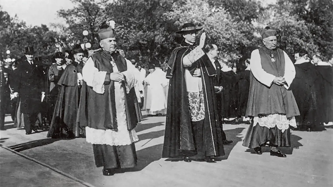 Sekretarz stanu Stolicy Apostolskiej kard. Eugenio Pacelli (późniejszy papież Pius XII; pośrodku) na 34. Kongresie Eucharystycznym. Budapeszt, maj 1938 r. / DOMENA PUBLICZNA