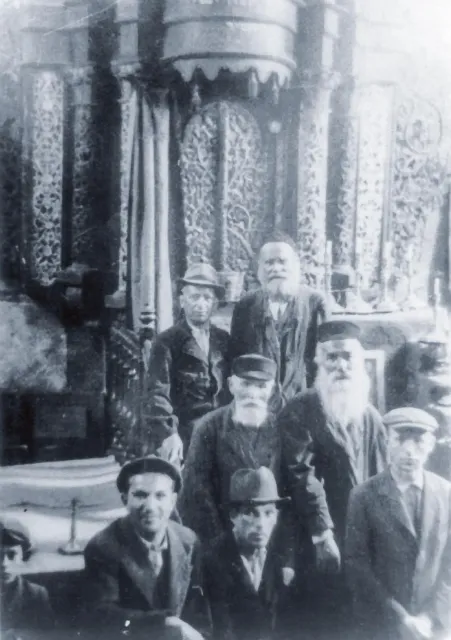 Żydzi na tle świętej arki (aron ha-kodesz) w synagodze w Kurowie, zdjęcie sprzed roku 1939. / LASKI DIFFUSION / EAST NEWS