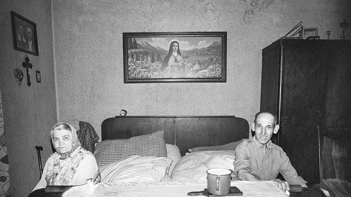 Zofia Rydet, zdjęcie z cyklu: „Zapis socjologiczny”, seria „Ludzie we wnętrzach – Chorzy i starzy”, Smolnica na Śląsku,1989 r. / ZOFIA RYDET / EAST NEWS