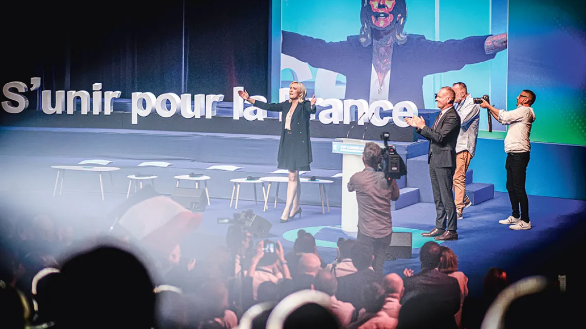 Zjazd Zgromadzenia Narodowego właśnie nominował Marine Le Pen (w środku) na kandydatkę na prezydenta Francji w przyszłorocznych wyborach. Perpignan, 4 lipca 2021 r. / IDHIR BAHA