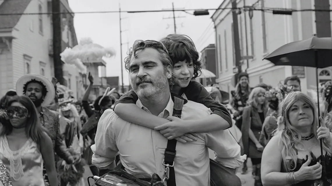 Joaquin Phoenix i Woody Norman  w filmie „C’mon C’mon” w reżyserii Mike’a Millsa / A24 FILMS / GUTEK FILM
