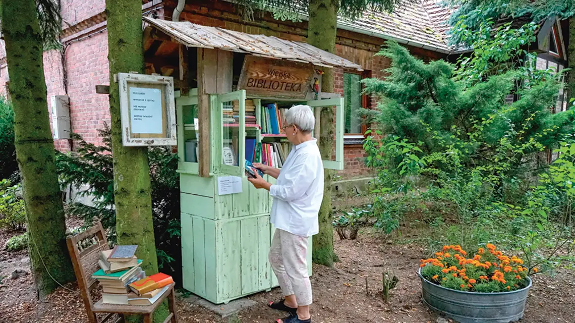 Wiejska Biblioteka w starym kredensie w miejscowości Drogoradz w powiecie polickim, 16 września 2020 r. / Marcin Bielecki / PAP