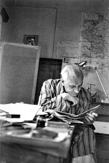 Jerzy Stempowski w pierwszym domu Instytutu Literackiego w Maisons-Laffitte przy av. Corneille 1, Paryż, ok. 1948 r. / HENRYK GIEDROYC. ARCHIWUM INSTYTUTU LITERACKIEGO. © INSTYTUT LITERACKI PARYŻ