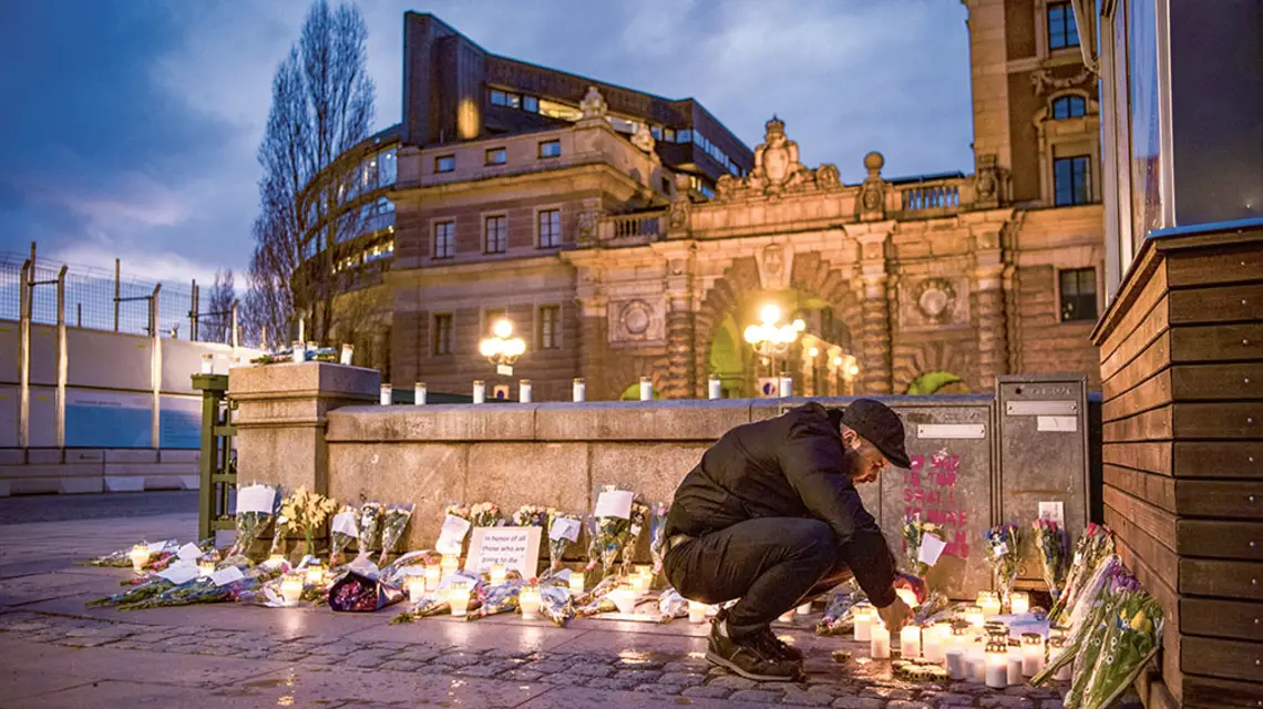 Znicze koło parlamentu ku pamięci zmarłych na COVID-19. Sztokholm, 28 kwietnia 2020 r. / IBL / REX / EAST NEWS / IBL / REX / EAST NEWS