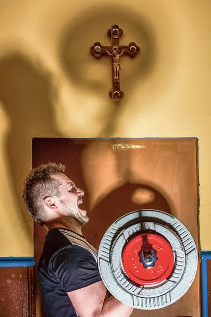 Ks. Michał Misiak w siłowni na terenie parafii przy ul. Rzgowskiej, Łódź, luty 2017 r. / TOMASZ STAŃCZAK / AGENCJA GAZETA