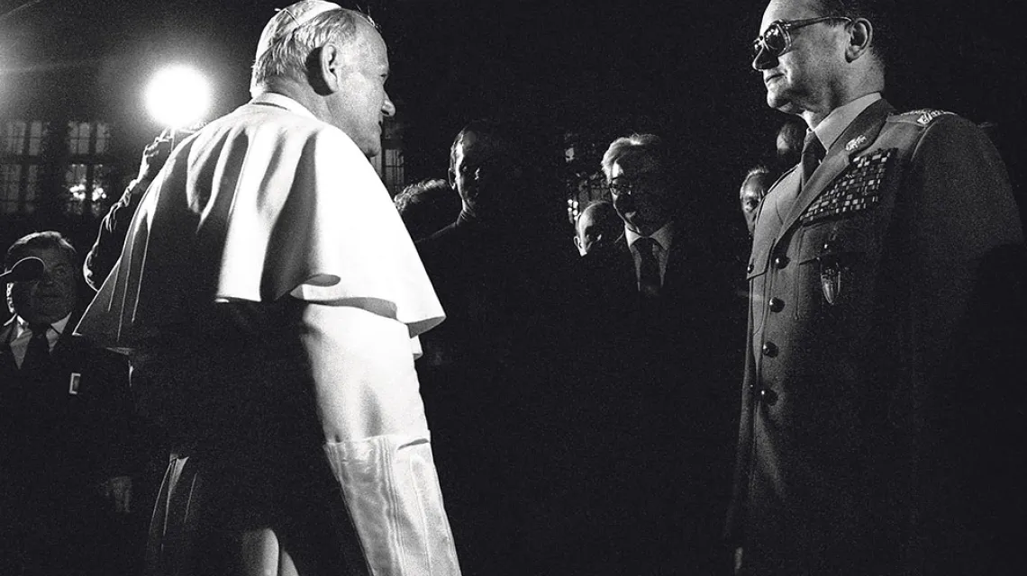 Spotkanie Jana Pawła II z Wojciechem Jaruzelskim. Wzgórze Wawelskie, czerwiec 1983 r. / GRZEGORZ ROGIŃSKI / REPORTER
