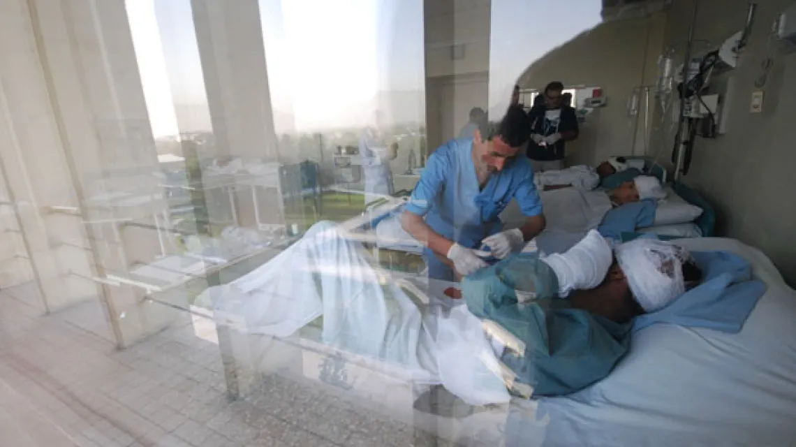 Oddział intensywnej terapii szpitala w Kabulu, tuż po zamachu. 18 sierpnia 2009 r. /fot. Andrzej Meller / 