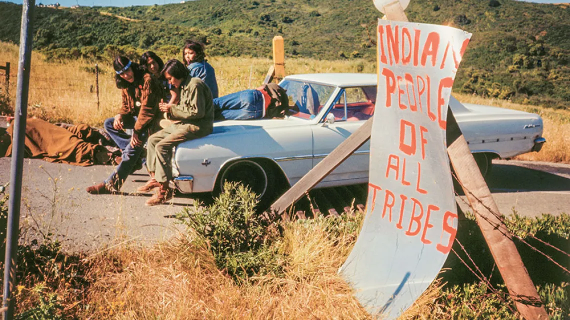 Aktywiści indiańscy, którzy próbowali założyć wspólnotę na opuszczonej wyspie Alcatraz, 1969 r. / BETTMANN / GETTY IMAGES