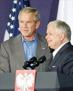 Prezydenci Bush i Kaczyński na lotnisku Lecha Wałęsy w Gdańsku, 8 czerwca 2007 r. / 