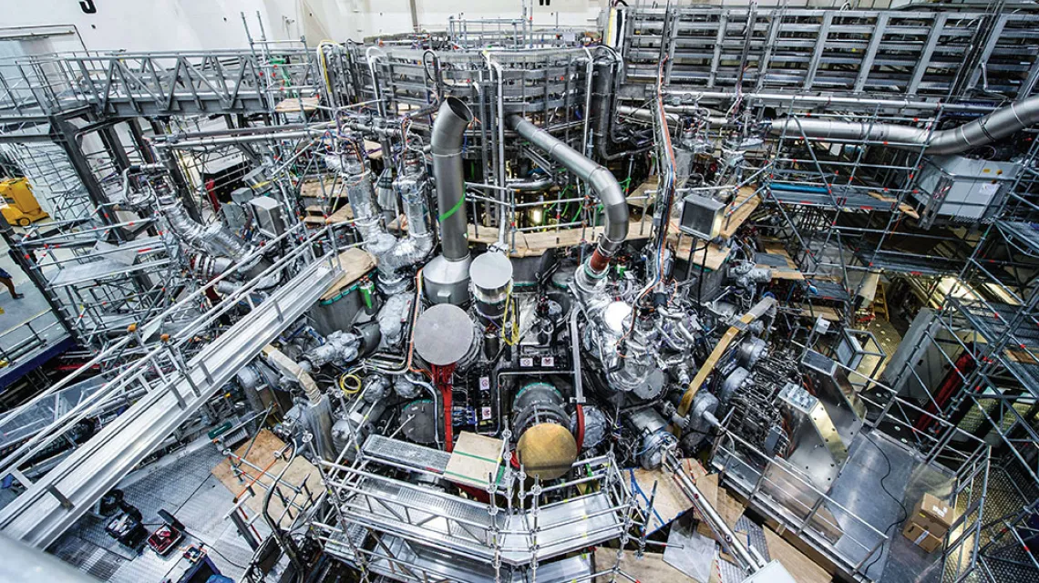 Stellarator Wendelstein 7-X w Instytucie Maksa Plancka w Greifswaldzie, Niemcy, 2015 r. / STEFAN SAUER / AFP PHOTO / DPA / EAST NEWS