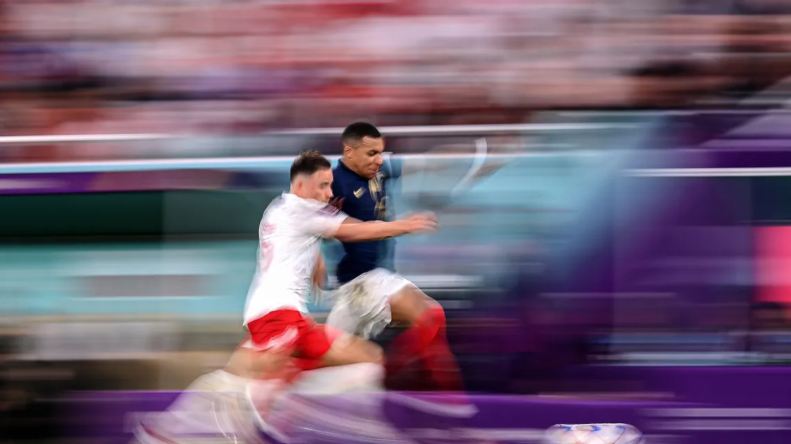  Matty Cash i Kylian Mbappe w meczu Polska-Francja. Doha, Katar. 4 grudnia 2022 r. / / Laurence Griffiths / Getty Images