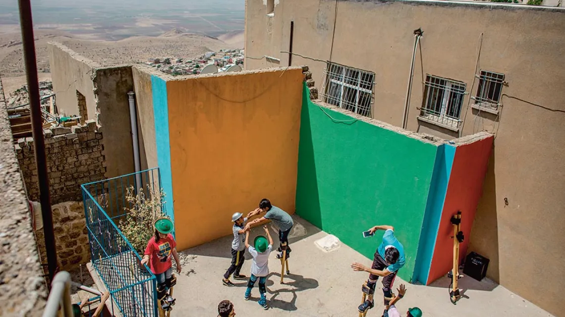 Warsztaty sztuki cyrkowej dla dzieci uciekinierów z Syrii w mieście Mardin  na pograniczu z Syrią; na horyzoncie widać już Syrię. Czerwiec 2018 r. / CHRIS MCGRATH / GETTY IMAGES