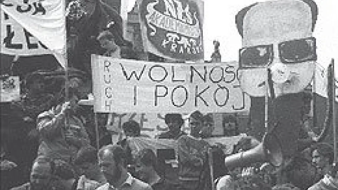 Krakowska manifestacja ruchu Wolność i Pokój przeciwko wyborowi Jaruzelskiego na prezydenta (fot. Andrzej Stawiarski) / 