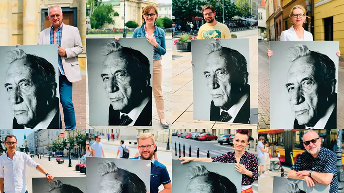 Redaktorki i redaktorzy „Więzi” z portretami Tadeusza Mazowieckiego. / WIĘŹ