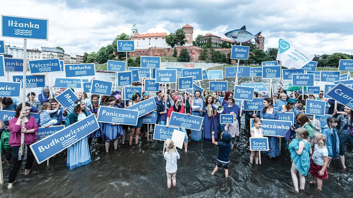 „Wodna Masa Krytyczna”, Kraków, 24 czerwca 2018 r. W tym roku częścią imprezy był protest Sióstr Rzek przeciw rządowym pomysłom regulacji rzek, zwłaszcza budowy zapory w Siarzewie. /  / STANISŁAW ROZPĘDZIK