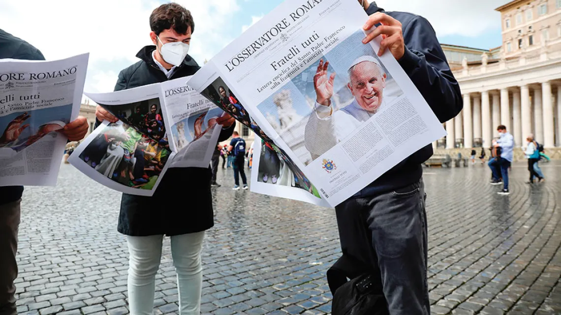 Specjalne wydanie „L’Osservatore Romano” z encykliką, rozprowadzane na Placu św. Piotra. 4 października 2020 r. / FRANCO ORIGLIA / GETTY IMAGES