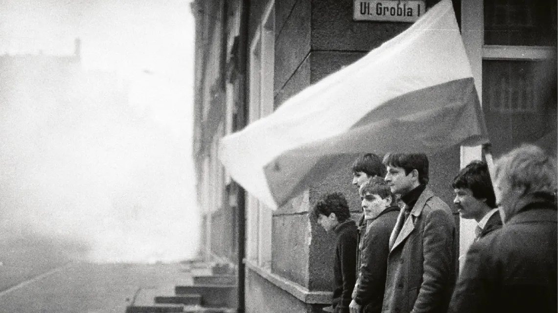 Gdańsk, 1 maja 1982 roku: starcia z mnilicją na ul. Św. Ducha podczas demonstracji przeciwko stanowi wojennemu i likwidacji NSZZ "Solidarność" / fot. Stanisław Składanowski, KFP / 
