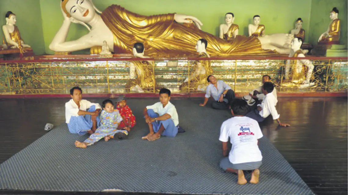 Wnętrze "Złotej pagody" na wzgórzu Shwedagon, jednej z największych świątyń buddyjskich na świecie. Jangon, maj 2010 r. / fot. Andrzej Meller / 