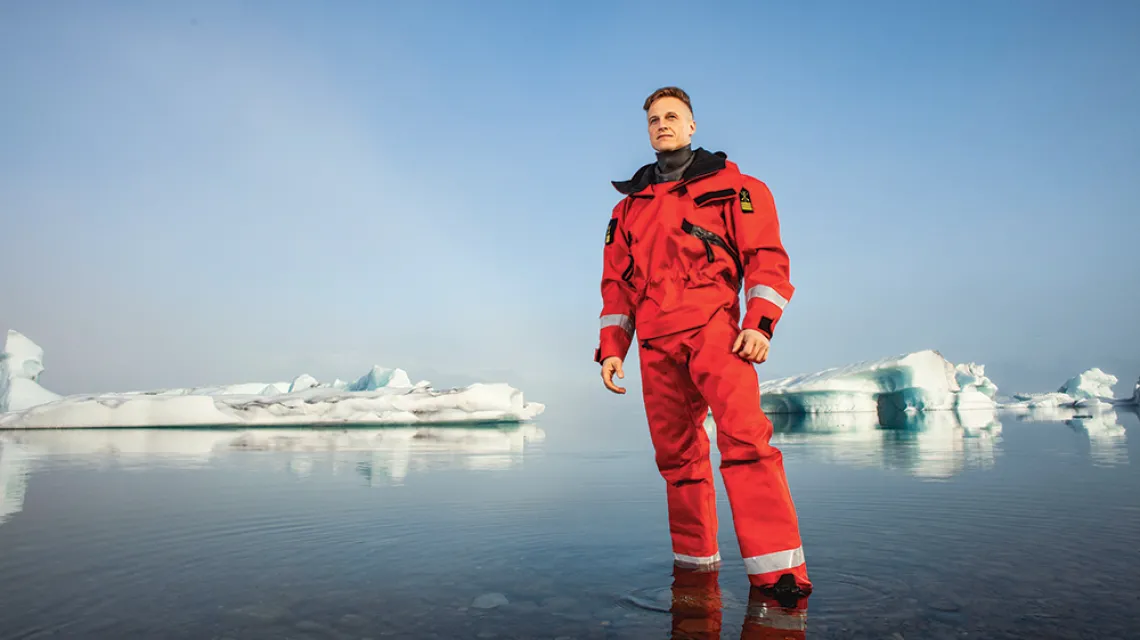 W prototypowym skafandrze zaprojektowanym przez niego na wyprawy wioślarskie na otwartych wodach polarnych, sierpień 2021 r. / ARCHIWUM FIANNA PAULA
