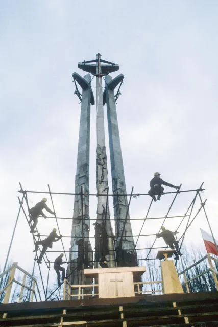 Upamiętnienie poległych w 1970 r. było jednym z postulatów strajkujących w sierpniu 1980 r. Na zdjęciu: montaż ołtarza polowego przed odsłonięciem Pomnika Poległych Stoczniowców. Gdańsk, 6 grudnia 1980 r. / WOJTEK LASKI / EAST NEWS