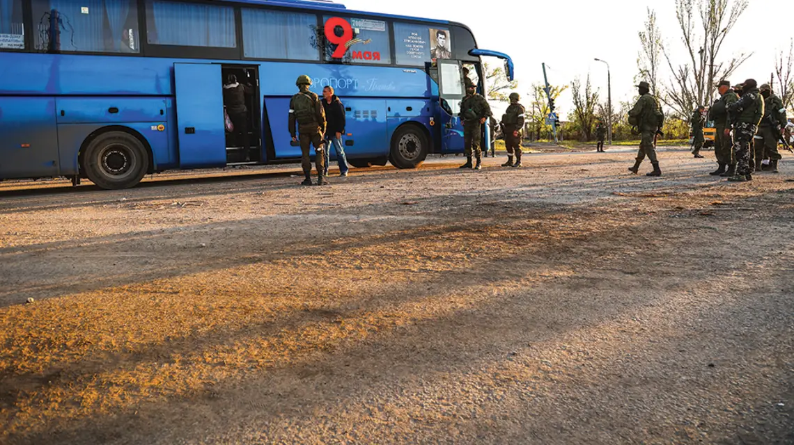 Nawet 2 mln obywateli Ukrainyz jej wschodnich regionów mogło trafić na teren Rosji po tym, jak zaczęła ona pełnowymiarową agresję przeciw sąsiadowi. Na zdjęciu: cywile, którzy ukrywali się w hucie Azowstal, idą do niewoli. Mariupol, 6 maja 2022 r. / LEON KLEIN / ANADOLU AGENCY / GETTY IMAGES