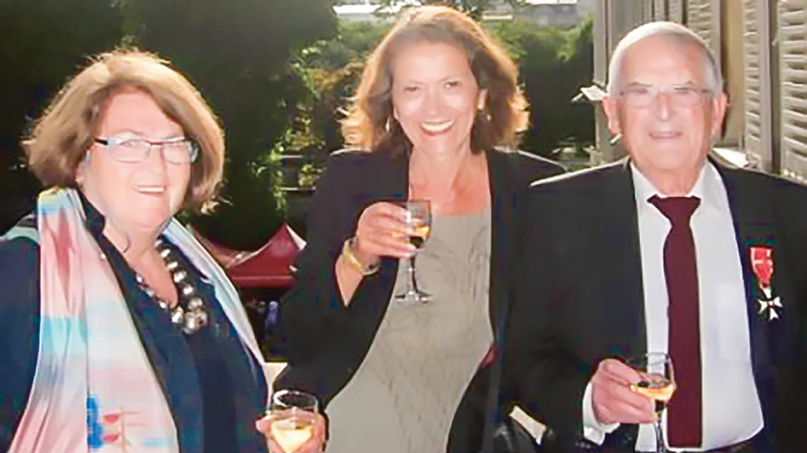 Od lewej: Elżbieta Jogałła, pośrodku żona Jeana – Paule, po prawej Jean Baisnée. Uroczystość przyznania Orderu Odrodzenia Polski Jeanowi Baisnée, Paryż 2014 r. / Archiwum Elżbiety Jogałły