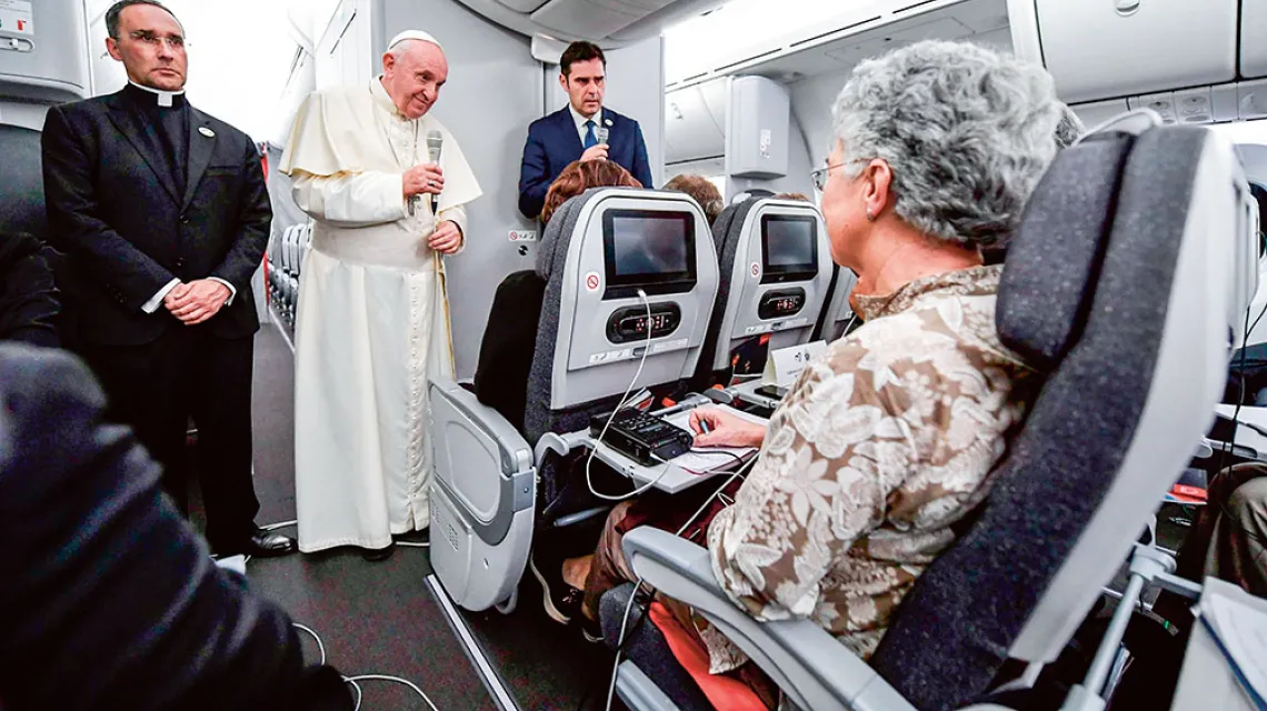 Franciszek w rozmowie z dziennikarzami na pokładzie samolotu z Panamy, 28 stycznia 2019 r. / CPP / POLARIS / EAST NEWS