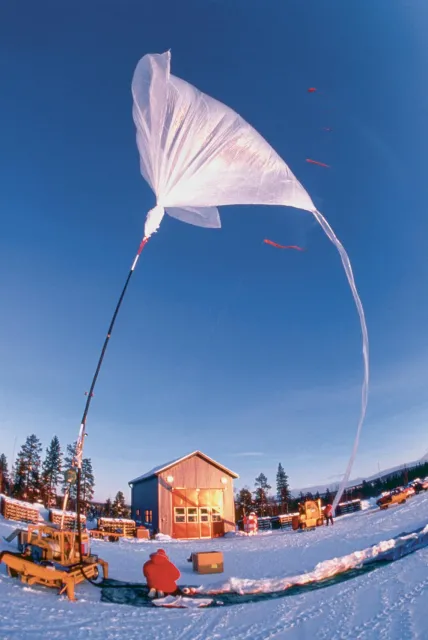 Przygotowanie do startu balonu ­meteorologicznego służącego pomiarom dziury ozonowej, Szwecja, 1989 r. / SHEPARD SHERBELL / CORBIS / GETTY IMAGES / SHEPARD SHERBELL / CORBIS / GETTY IMAGES