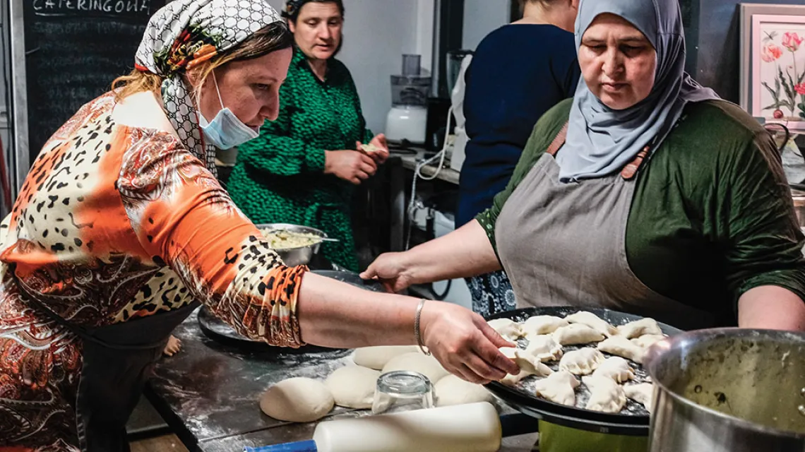 Milana i Madina z Czeczenii pracujące w kuchni Klubokawiarni Życie jest Fajne, Warszawa, czerwiec 2020 r. / MARTA RYBICKA