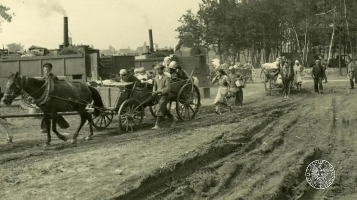 Polscy uchodźcy wracający do domów na trasie marszu oddziału niemieckiego z 19 Batalionu Łączności 19 Dywizji Piechoty w połowie września 1939 r. / fot. IPN (www.1wrzesnia39.pl | www.17wrzesnia39.pl) / 